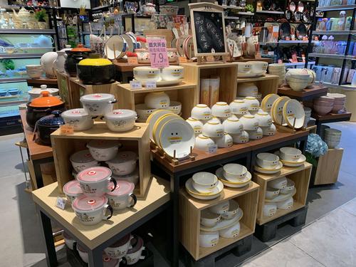 云梦店家庭日用品高架美陈与创意堆码陈列指南